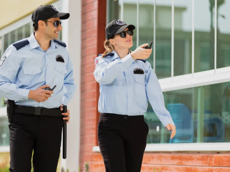 Equipo de seguridad privada en labores de vigilancia